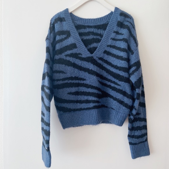 Victoria’s Secret Sweater - Picture 3 of 12